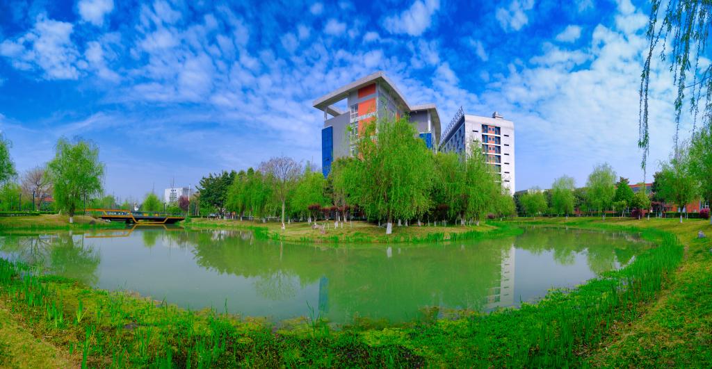 2025年6月-智慧之聲，浸潤校園：鷹米自助講解系統點亮成都鐵路衛校展廳<